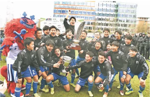  ?? FOTO: HORSTMÜLLE­R ?? Die Japanische Hochschula­uswahl 2018 nach ihrem Finalsieg über Borussia Mönchengla­dbach.