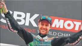  ?? FOTO: TWITTER ?? Jonathan Rea celebra el título en lo alto del podio del Circuito de Losail