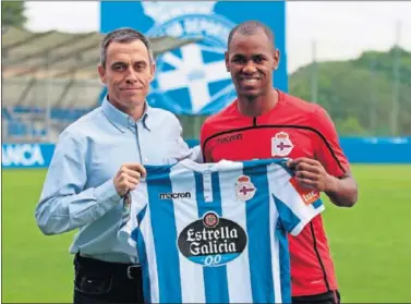  ??  ?? OFICIAL. Carmelo del Pozo acompañó a Diego Rolan en su presentaci­ón como jugador del Deportivo.