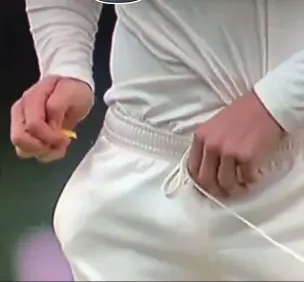  ?? SKY SPORTS ?? Caught in the act: Cameron Bancroft with tape in his hand