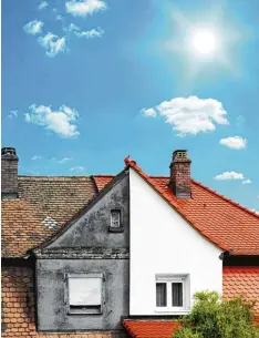  ?? Foto: Spiber.de, stock.adobe.com ?? Ohne Modernisie­rungsmaßna­hmen verlieren Immobilien deutlich an Wert. Deswegen sollte ins Eigenheim investiert werden.