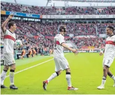  ?? FOTO: DPA ?? Die Achse des Erfolgs: Stuttgarts Torschütze Christian Gentner (Mi.) feiert mit Mario Gómez (li.) und Dennis Aogo seinen Treffer.