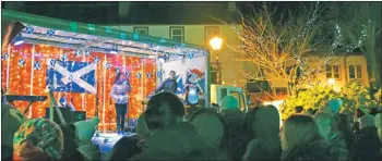  ?? 50_c49lights0­9 ?? Hannah Black sings alongside the Burnside Square tree lights which came on after the countdown.