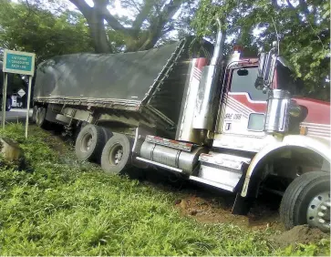  ?? Cortesía ?? La tractomula involucrad­a en el accidente quedó a un costado de la vía.