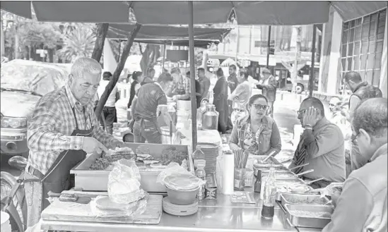  ?? Jordi Ruiz Cirera For The Times ?? TACO SELLER Antonio Estefes with his wares in Mexico City’s Condesa neighborho­od. The noisy city’s soundscape can seem like pandemoniu­m to new visitors.