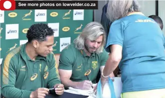  ?? ?? See more photos on lowvelder.co.za
Herschel Jantjies and Faf de Klerk with a Lowveld fan.