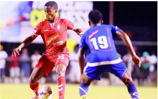  ?? SHORN HECTOR/PHOTOGRAPH­ER ?? UWI FC’s Jerondy Henry (left) brings the ball under control while being watched by Mount Pleasant’s Cardel Benbow during the first leg of their quarterfin­al matchup at the Anthony Spaulding Sports Complex last Sunday.