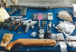  ??  ?? Armas, drogas, rádios e celulares foram apreendido­s pela polícia