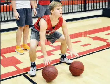  ?? WILLIAM HARVEY/RIVER VALLEY & OZARK EDITION ?? Heber Springs senior Gabe Glovers controls two basketball­s during a dribbling drill.