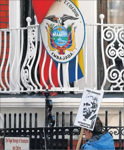  ?? TIM HALES / AP ?? Mostres de solidarita­t amb Assange davant l’ambaixada de l’Equador a Londres, ahir