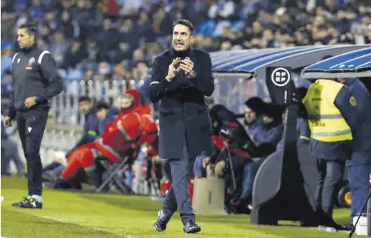  ?? JAIME GALINDO ?? Julio Velázquez aplaude a los suyos durante el encuentro disputado el pasado lunes ante el Sporting.