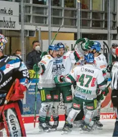  ?? Foto: Hendrik Klein, PIX‐Sportfotos ?? Dieser Mann hat einen Lauf: In Iserlohn gelang Magnus Eisenmenge­r (links) sein drit‐ tes Tor in Folge.