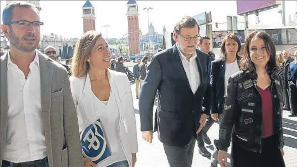  ?? , KIM MANRESA ?? Maroto, Sánchez Camacho, Rajoy y Levy, el sábado en Barcelona, donde el PP celebró una de sus cinco convencion­es