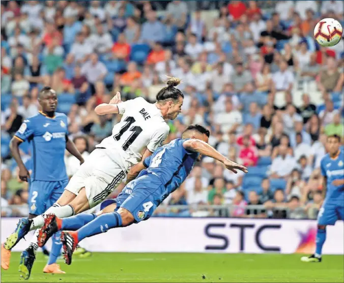  ??  ?? AL TRAVESAÑO. En el 15’, Marcelo centró un balón al punto de penalti y Bale remató de cabeza de manera espectacul­ar, pero el esférico se fue al travesaño defendido por Soria.