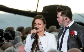  ?? Bild: Håkan Johansson ?? Mimi Werner och ”Brolle” är ett par både privat och på scen och deras kyrkoturné stannar till i Stafsinge den 10 december.
