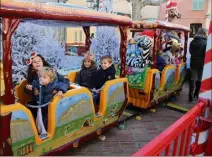  ??  ?? Depuis samedi, la commune vit déjà au rythme des fêtes. Cette année, le train de Noël mis à la dispositio­n des tout petits est entièremen­t gratuit. (Photo J.-M. P.)