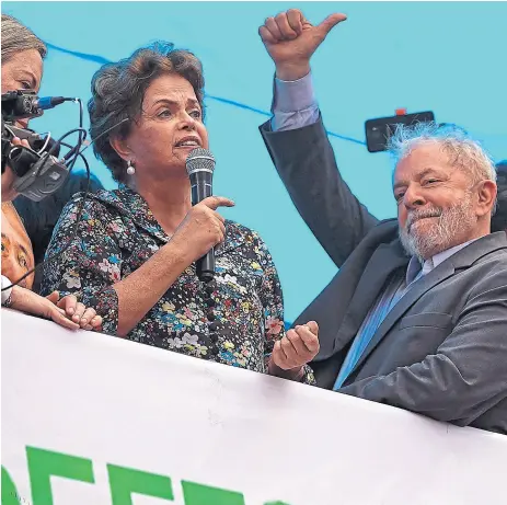  ??  ?? Dilma y Lula, ayer, durante un masivo acto en Porto Alegre