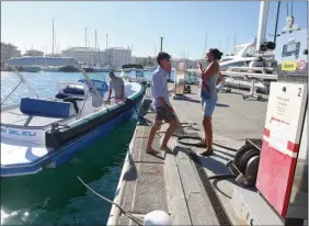  ??  ?? Fin de journée à Port-Fréjus. Avis aux clients des bateaux de location : la station-service est facile à trouver. Elle se situe juste à l’entrée du port, tout de suite à droite !