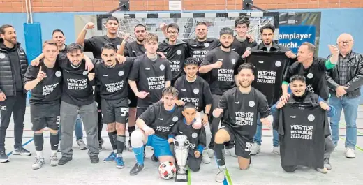  ?? Foto: Nicole Bentrup ?? Mit Pokal posieren die Spieler des MCH Futsal Club II. Sie sicherten sich die Meistersch­aft in der Westfalenl­iga durch gute Leistungen.
