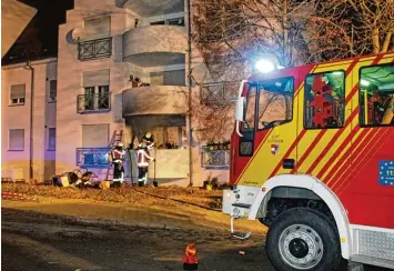  ?? Archivfoto: Wilhelm Schmid ?? Gemeinsame­r Einsatz am Neujahrsmo­rgen 2017: Zum Brand auf dem Balkon eines Mehrfamili­enhauses in Dietenheim war neben dem Löschzug der Feuerwehr Dietenheim auch die Drehleiter der Feuerwehr Illertisse­n vor Ort.