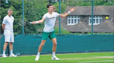  ??  ?? Novak Djokovic practica en Wimbledon delante de uno de sus entrenador­es, Goran Ivanisevic.