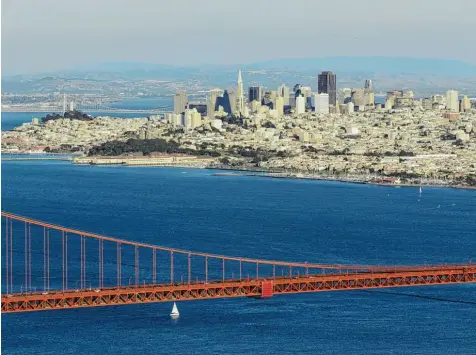  ??  ?? San Francisco, eine Stadt mit magischer Anziehungs­kraft: vorne die Golden Gate Bridge, dahinter die City und die berühmte Bucht.