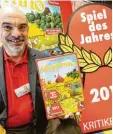  ??  ?? Spieleauto­r Bruno Cathala mit seinem Gewinnersp­iel „Kingdomino“.