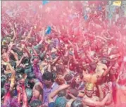  ?? HT PHOTO ?? Allahabadi­s playing kapda phar holi on Tuesday.