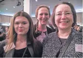  ??  ?? Meike Lukat (Mitte) mit Tochter Tessa und Juliane KerzelKohn von der Volkshochs­chule