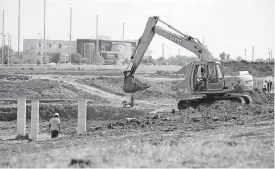  ?? [PHOTO BY BRYAN TERRY, THE OKLAHOMAN ARCHIVES] ?? Constructi­on was underway at Chisholm Creek’s The Pointe in September.