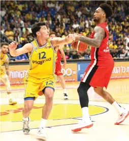  ?? (Udi Zitiat) ?? THE PLAYOFF duel between Maccabi and Hapoel Tel Aviv saw John DiBartolom­eo (12) and the yellow-and-blue claim a 100-88 victory in the opener of the best-of-five series.