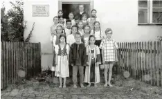  ?? Foto: Dieter Scholz ?? Die Klasse 4c der Grundschul­e Nördlingen Mitte, Außenstell­e Baldingen mit Klassen lehrerin Lieselotte Strauß vor dem Schulmuseu­m Enkingen.