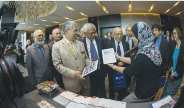  ??  ?? Datuk Seri Idris visiting OUM booths at the launch.