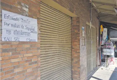  ??  ?? “Por motivo de seguridad sanitaria no atenderemo­s”, dicta un cartel de un negocio cerrado en el Mercado 4, sobre Rodríguez de Francia. Las galerías cerraron también desde ayer. Hay venta de ropa y calzados.