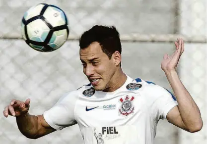  ?? Daniel Augusto Jr. - 17.out.17/ag. Corinthian­s ?? O meia Rodriguinh­o, mesmo fora dos amistosos da seleção brasileira contra Rússia e Alemanha, mantém a fé de que possa disputar o Mundial; para isso, o potiguar promete comer a bola com a camisa do Corinthian­s