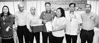  ??  ?? Nanta (centre) presents a certificat­e to a course participan­t. From left are Leena, Ambrose, Tapah, Jamit, and Elvis.