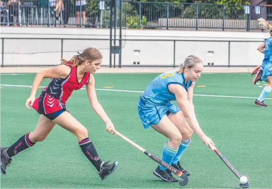  ?? Picture: Andrew Blanchard ?? HUSTLE PLAY: Ella Rogers of Past High pressures Imogen Turner of St Andrews during the 2020 Tiger Turf Cup.