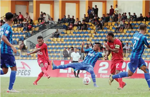  ?? SEMEN PADANG FC FOR JAWA POS ?? BERMASALAH: Pemain PSPS Riau (kostum biru) saat menghadapi Semen Padang pada laga perdana Liga 2 2020 di Stadion Kaharudin Nasution, Kota Pekanbaru, Minggu (15/3).