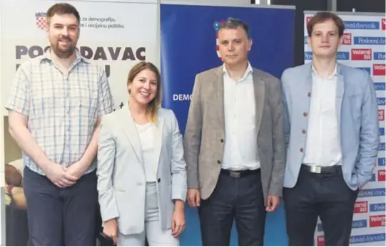  ??  ?? Ivica Bošnjak, pomoćnik ministrice demografij­e, s mladim poduzetnic­ima koji su uspjeli u Hrvatskoj