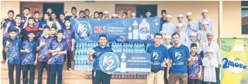  ?? ?? Students of Sekolah Mahad Tahfiz Al-Quran Wassunah Al-Yakuub, Sungai Manila, Batu 12, Sandakan, received the bottled water supply from Life Water Industries Sdn Bhd.