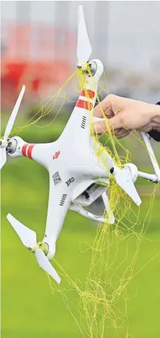  ?? FOTO: PETER KNEFFEL/DPA ?? In einem Pilotproje­kt in Bayern wird der Einsatz eines mobilen Drohnenabw­ehrsystems erprobt. Dabei wird ein Netz abgeschoss­en, in dem sich die Drohne verfängt und abstürzt. Für das baden-württember­gische Justizmini­sterium keine praktikabl­e Lösung.