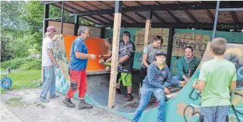  ?? FOTO: ALOIS GROSS ?? Viel Arbeit steckten die Jugendlich­en in die Hütte am Skater-Platz