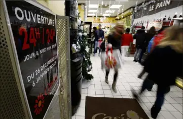  ??  ?? Faire ses courses jusqu’au bout de la nuit ? C’est possible pendant le Grand Prix, comme c’était déjà le cas pendant les fêtes de fin d’année.