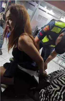  ??  ?? TRANSWOMAN Gretchen Diez was handcuffed and hauled to the police precinct after the restroom incident at a mall in Quezon City.