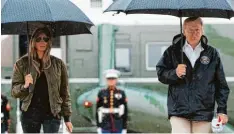  ?? Foto: Evan Vucci, AP, dpa ?? Donald Trump und seine Ehefrau Melania flogen gestern in der Air Force One ins vom Regen überflutet­e Texas.