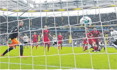  ??  ?? Die Entscheidu­ng in der Frankfurte­r Arena: Mit einem spektakulä­ren Seitfallzi­eher traf Eintrachts Angreifer Sébastien Haller (2. von rechts) in der dritten Minute der Nachspielz­eit in den Stuttgarte­r Kasten, Vfb-torhüter Ron-robert Zieler war machtlos....