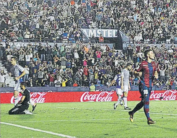  ?? FOTO: SUPERDEPOR­TE ?? Gero Rulli, de rodillas de cara a su portería, lamenta su suerte junto a Diego Llorente después del segundo tanto del Levante, obra de Morales de penalti ante la algarabía local