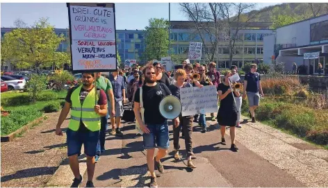  ?? FOTO: ASTA ?? 150 Studenten protestier­ten gestern auf dem Saar-Uni-Campus gegen die neuen Gebühren von 50 Euro pro Semester.