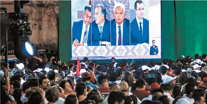  ??  ?? Los afines al candidato de la coalición Todos por México se reunieron en la Casa del Pueblo; abajo, aliados de Jaime Rodríguez y Ricardo Anaya en Mérida.