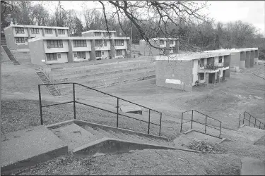  ?? NWA Democrat-Gazette/ANDY SHUPE ?? The Willow Heights public housing complex was built into the hillside west of the Confederat­e Cemetery in Fayettevil­le and features terraces and steep stairways. The property is expected to be sold and residents will move to Morgan Manor.